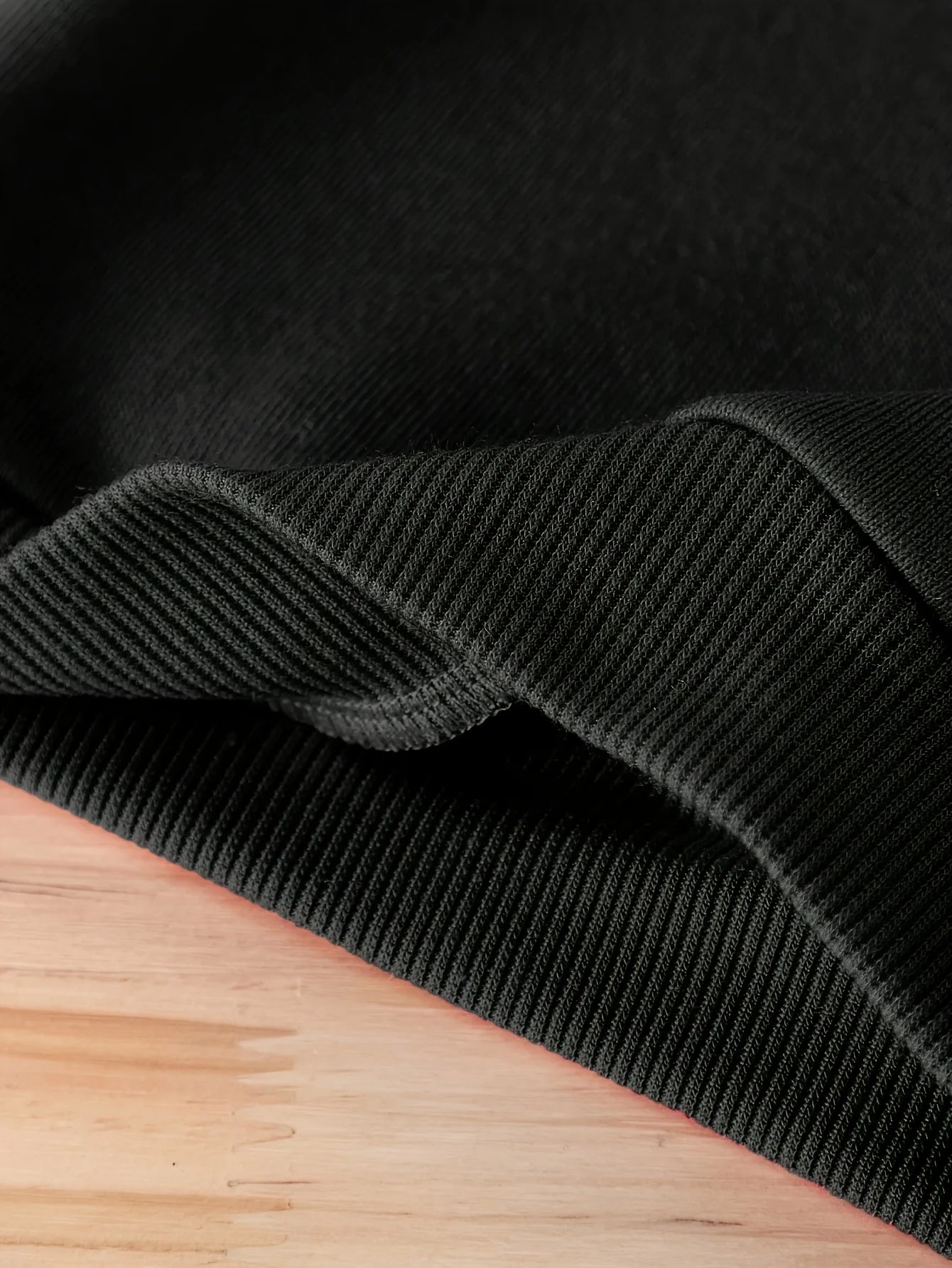 A fleece hoodie for a newborn baby boy in autumn and winter, paired with casual and fashionable long pants, is suitable for outd